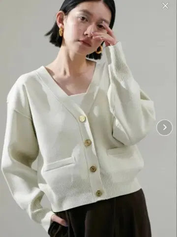 [LARUTA] 로고 금장 버튼 가디건