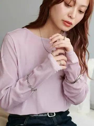 연보라색 긴팔 티셔츠