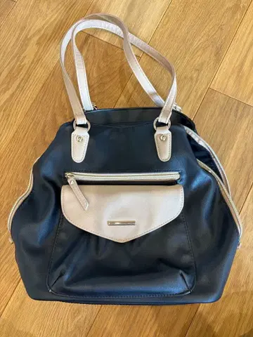 백팩으로도 사용할 수 있는 숄더백