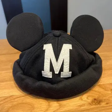 미키 귀 달린 블랙 캡 M 자수