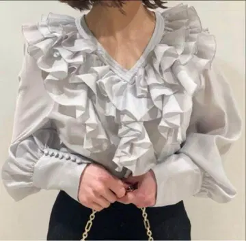 SNIDEL 볼륨 프릴 블라우스 스나이델