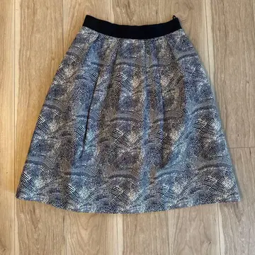 ANAYI 플레어 스커트 블랙과 베이지 패턴