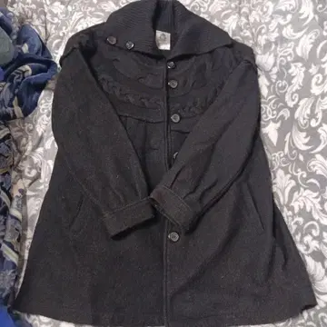 울 블랙 버튼 코트