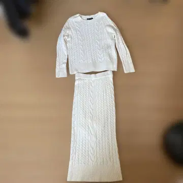 화이트 케이블 니트 셋업