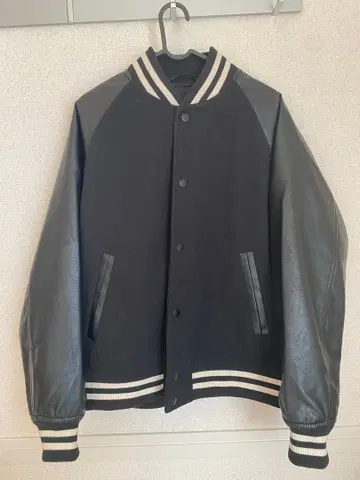 GU 블랙 바시티 자켓 가죽 소매