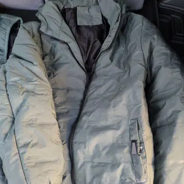 올리브 그린 후드 부착 다운 자켓 L 사이즈