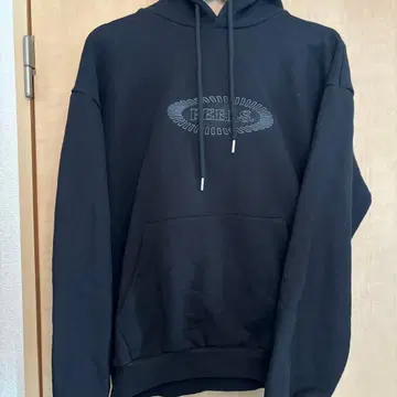 FEELS. 후디 풀오버 프론트 로고 자수 블랙