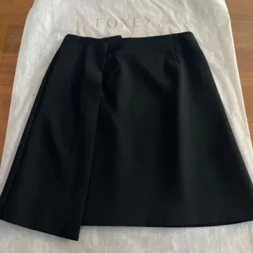 FOXEY 블랙 미디 스커트