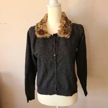 페이튼 플레이스 15 다크 그레이 퍼 옷깃 긴팔 가디건 새상품급