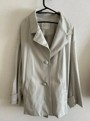 레이 카신 라이트 그레이 가죽 코트