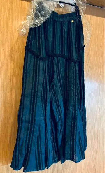 뮤베일 muveil 다크 블루 스트라이프 롱 스커트