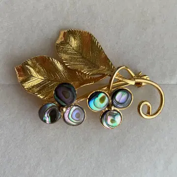 쉘 골드 컬러 브로치