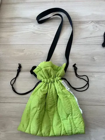 라임 그린 퀼팅 숄더백