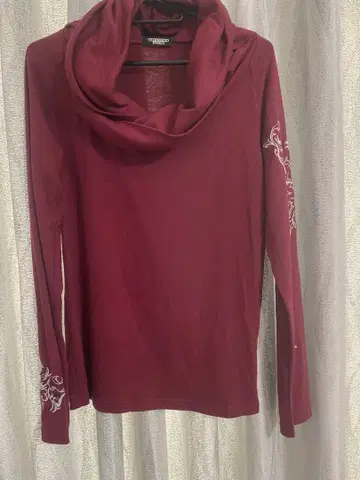 TORNADO MART 드레이프 넥 자수 T셔츠 보르도 L