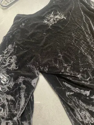 레어! 토네이도 마트 벨벳 자수 블랙 V넥 T셔츠