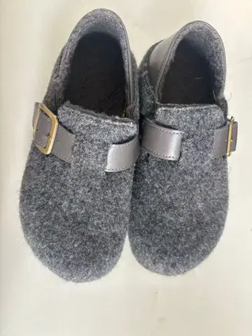 그레이 봉제 인형 신발입니다