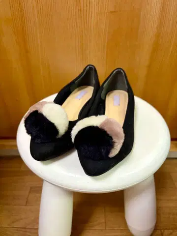 EXEBISGINA 에그제비스지나 퍼 블랙 플랫슈즈