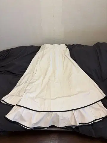 화이트 플레어 스커트 블랙 파이핑 ( ? )