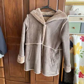 베이지 후드 부착 무스탕 코트 M 사이즈