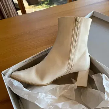 화이트 지퍼 부츠 중간 힐