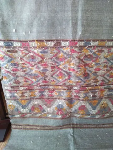 라오스의 전통 초목 염색 실크 직물