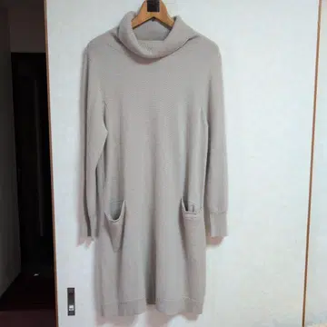 베이지 터틀넥 캐시미어 니트 원피스