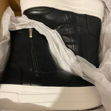 6310013 블랙 화이트 새상품 요스케 통굽 부츠 22.5