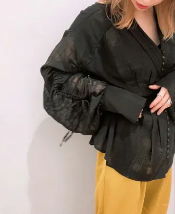 JEANASIS 소매 시어 드로스트 V 블라우스