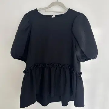 Liala x PG 프릴 달린 블랙 페플럼 튜닉 반팔