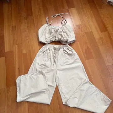 베이지 상의와 팬츠 셋업 프리