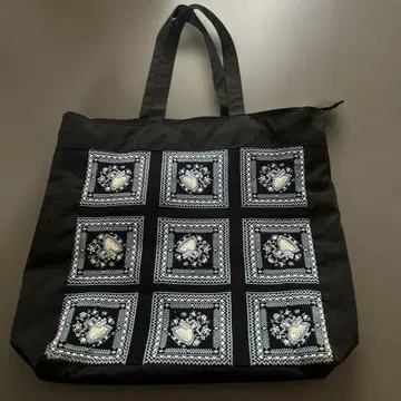 자수 디자인 블랙 토트백