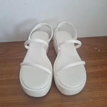 CHiCO 화이트 스트랩 샌들 통굽