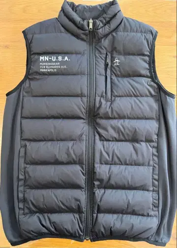 먼싱웨어 충전솜 베스트 이소재 절개 골프웨어 블랙 남성용 방한 아우터