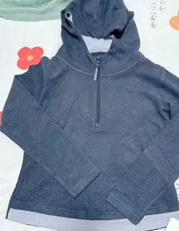 다크 그레이 후드 부착 하프 지퍼 후드티