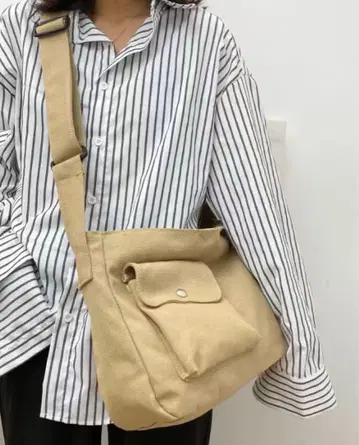 베이지 숄더백 프론트 포켓 부착