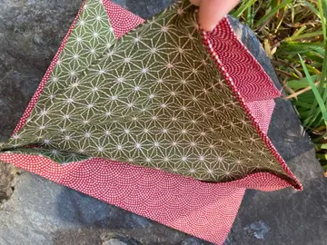 보자기 그린과 빨간색의 기하학 패턴