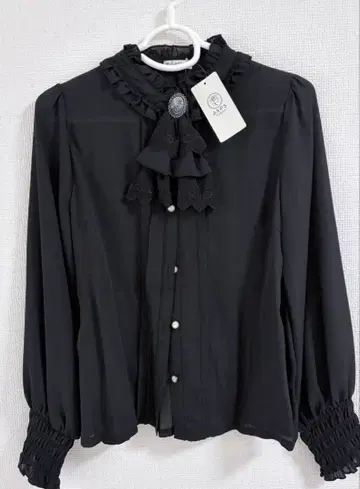 axes femme 레이스 자보 부착 하이넥 블라우스