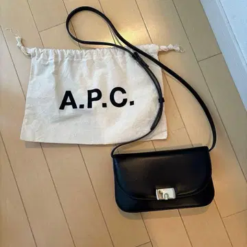 A.P.C. 블랙 가죽 지갑 숄더백