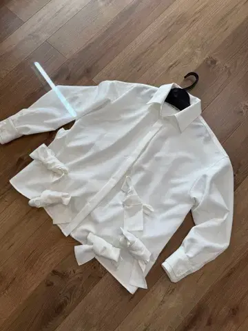 리본 포함 화이트 긴팔 셔츠 블라우스