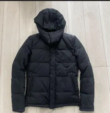 후드 부착 블랙 다운 자켓