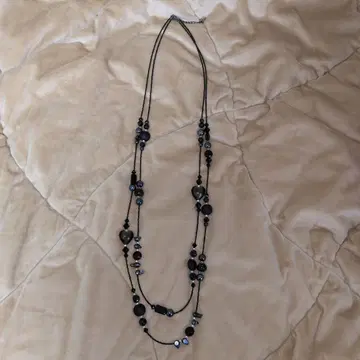 다층 디자인 목걸이 블랙과 그레이