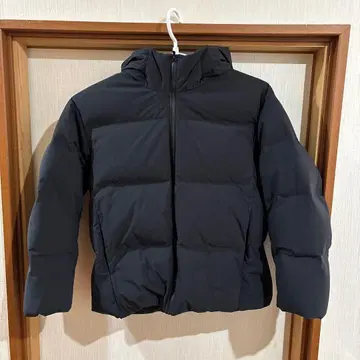 UNIQLO 블랙 후드 부착 심리스 다운 자켓