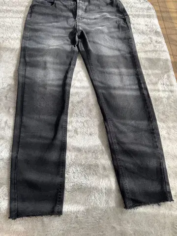 다크 그레이 스트레이트 데님 컷오프 밑단