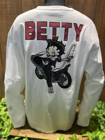 베티붑 화이트 L 사이즈 롱T LOW BLOW KNUCKLE