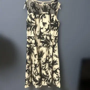 그레이스 콘티넨탈 다이아그램 슬리브리스 원피스