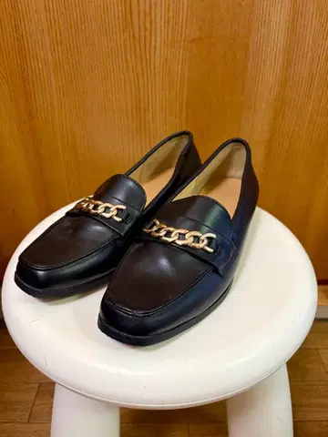 노브랜드 가죽 로퍼 체인 장식 포함