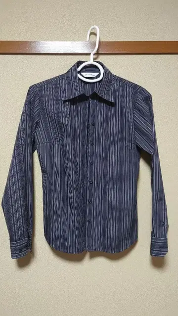 새상품급 네이비 스트라이프 긴팔 셔츠 S 사이즈