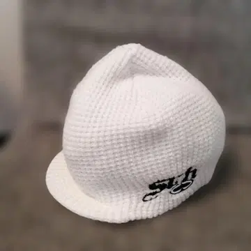 SRH 화이트 와플 니트 챙 부착