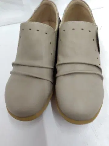 베이지 슬립온 통기 구멍 포함