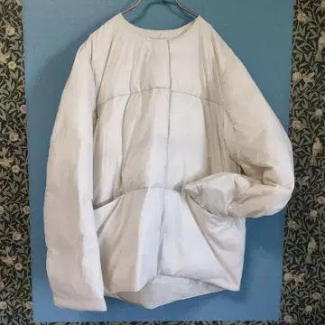 유니클로 C 화이트 계열 라이트 다운 90% L 자켓